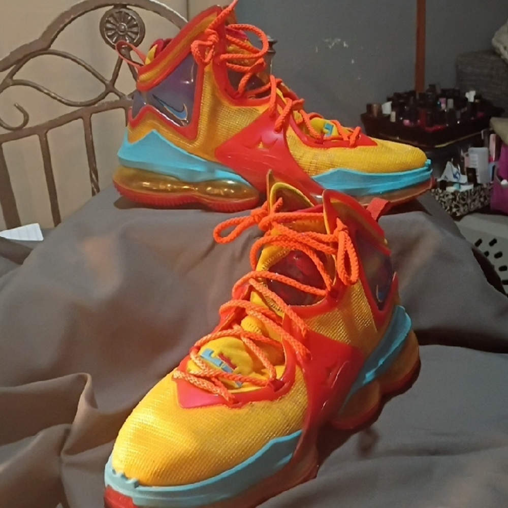 Men's Athletic High-Top Basketball Shoes in Yellow and Orange